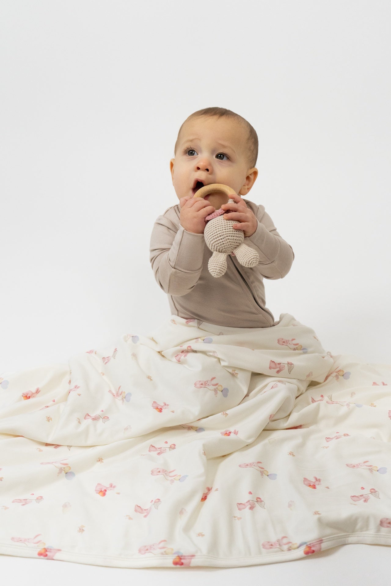 1.0 TOG Snuggle Blanket - Love Bunnies / White