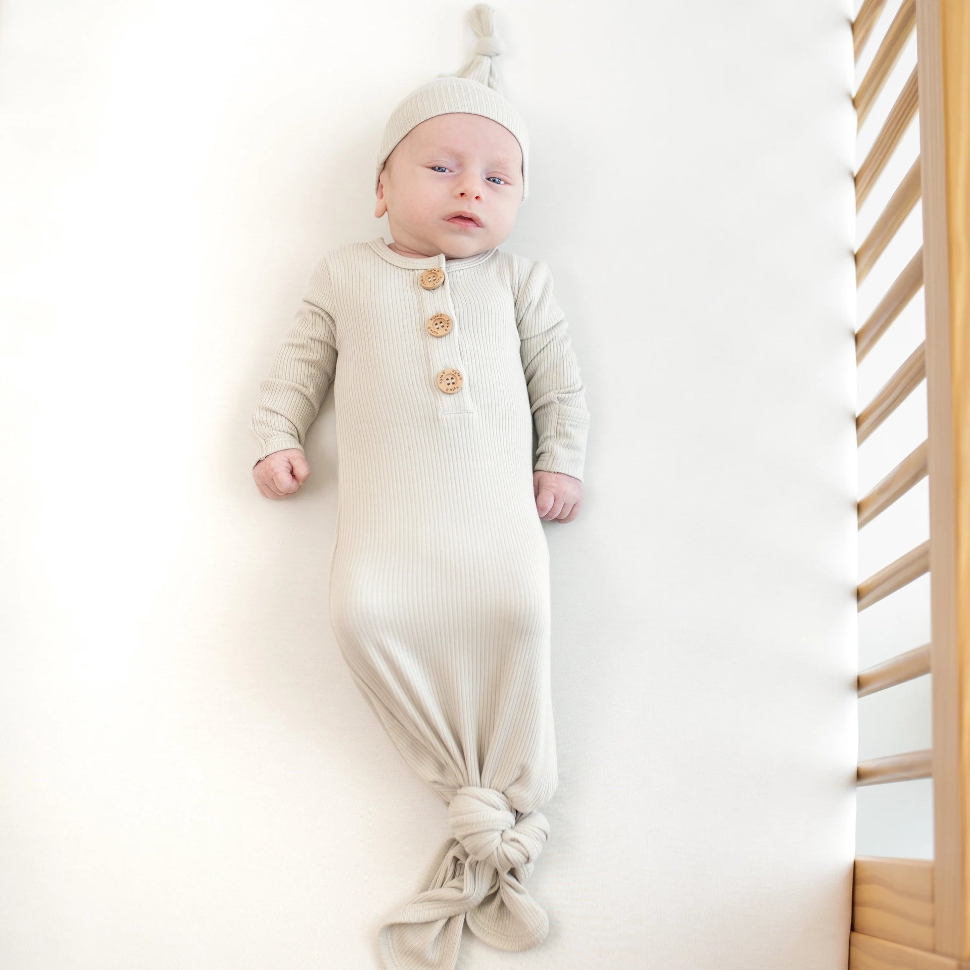Kyte Baby Ribbed Knotted Gown with Hat Set - Oat