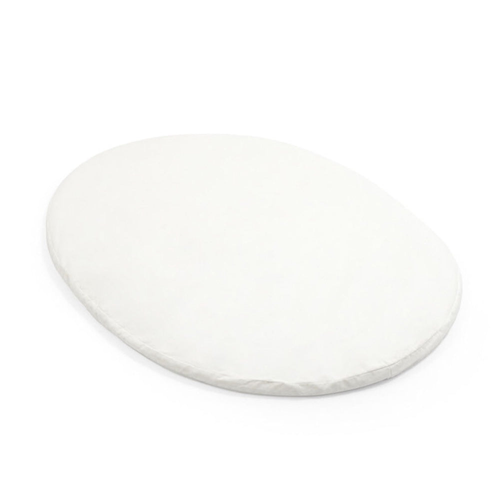 Stokke Sleepi Mini fitted sheet in white on the oval Sleepi Mini mattress