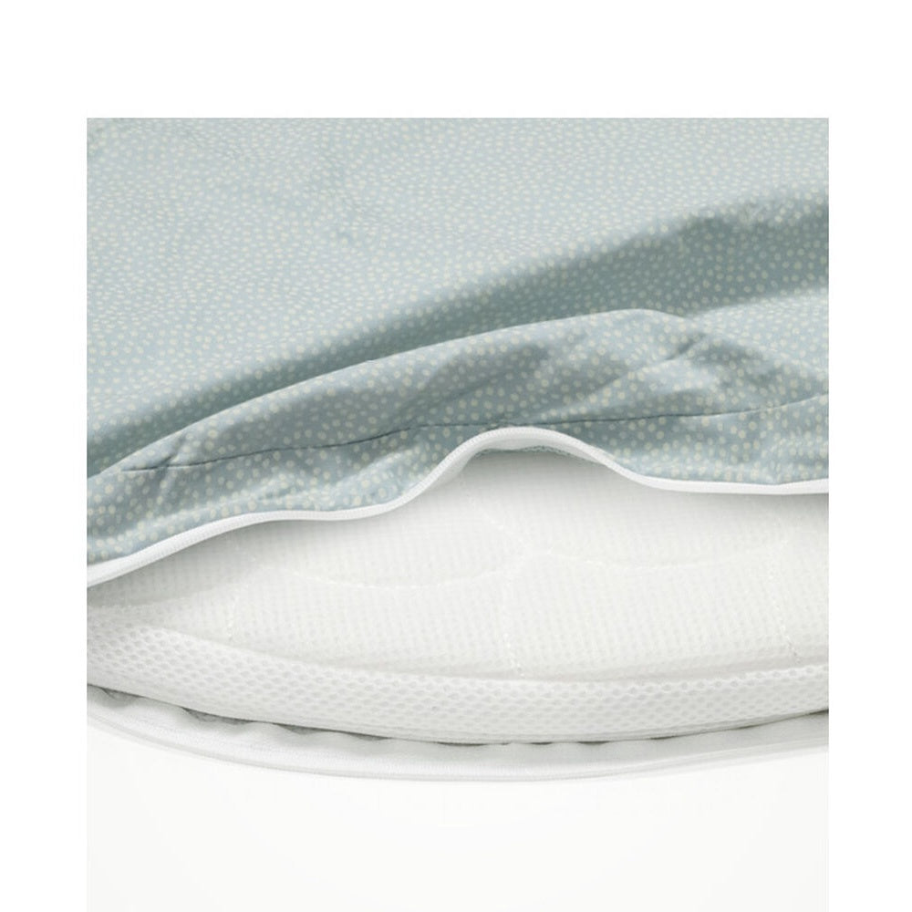 Close-up of the white 100% cotton Stokke Sleepi Mini fitted sheet